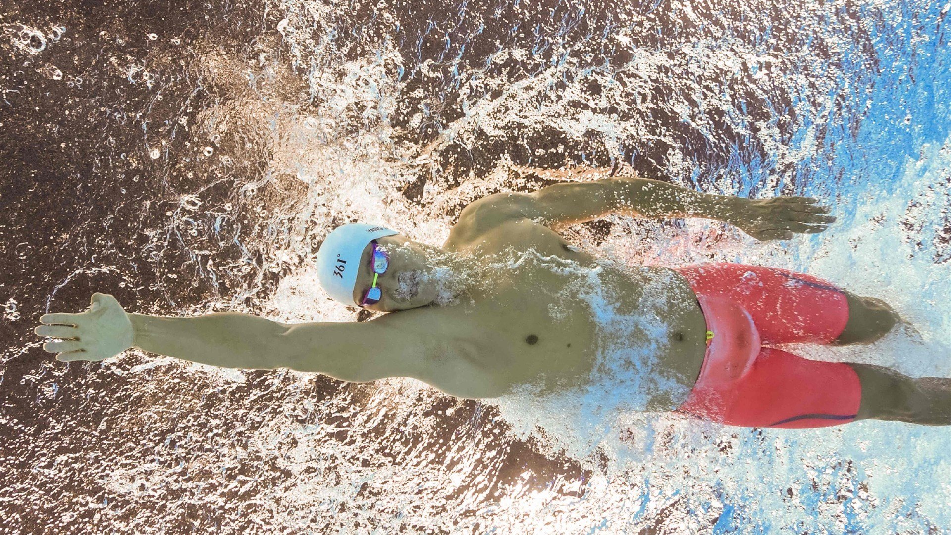 以运动传递奋发精神，鼓励青少年积极向上，青年人请以运动致青春作文800字