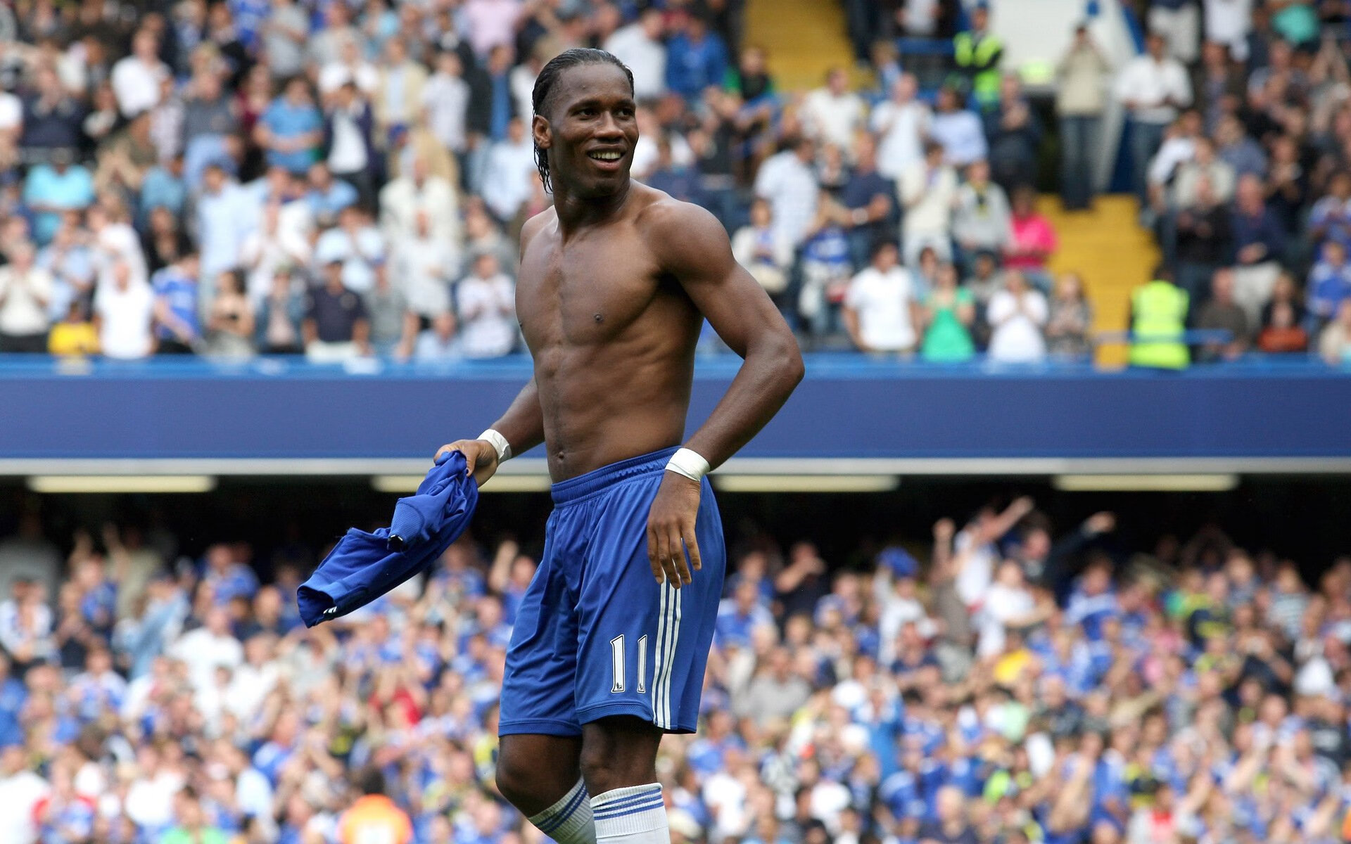 卡迪夫城边路突破频繁，蓝鸟军团全力进攻，卡迪夫蓝调风格是什么车